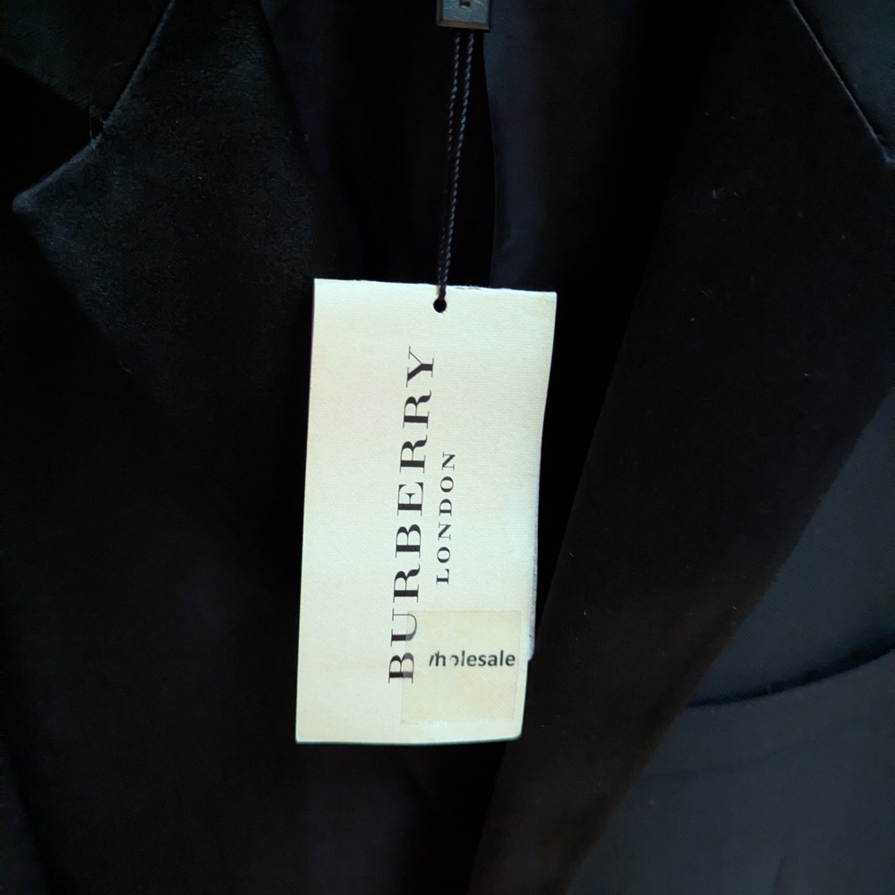 Burberry Black Sport Coat with Structured Design and Notched Lapels - Picture 2 of 6